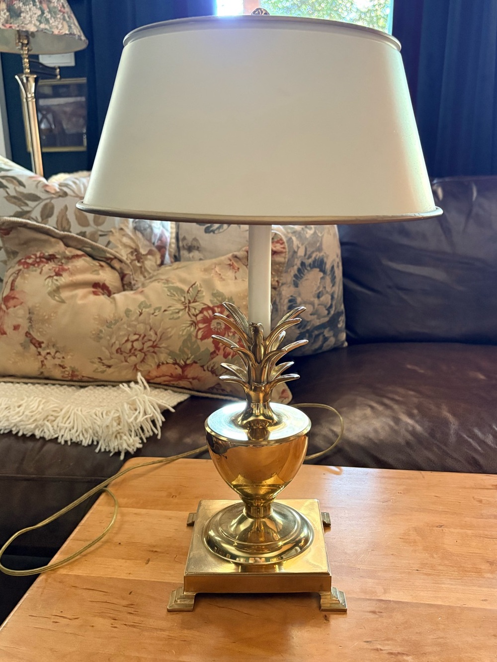 VINTAGE BOMBAY CO. PINEAPPLE SOLID BRASS TABLE LAMP ORIG. CREAM TOLE METAL SHADE